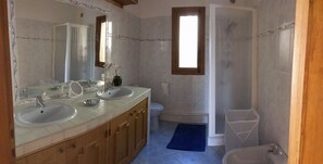 Comfort-Apartment | Badezimmer | Dusche, Bidet, Handtücher, Seife