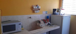 Quarto casal standard, vista para o jardim | Cozinha compartilhada | Micro-ondas em uma área comum, cafeteira/chaleira