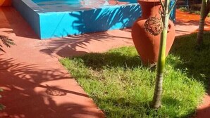 Ein Poolbereich mit einem Schild, auf dem steht: 'GOOD VIBES only'.