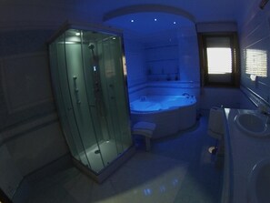 Shower, free toiletries, hair dryer, bidet - Sonevi Rooms Napoli (Naples)