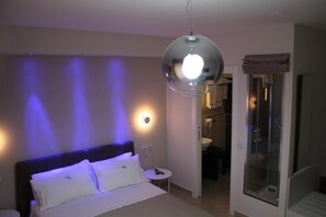 Skrivebord, lydisolert og strykejern/-brett