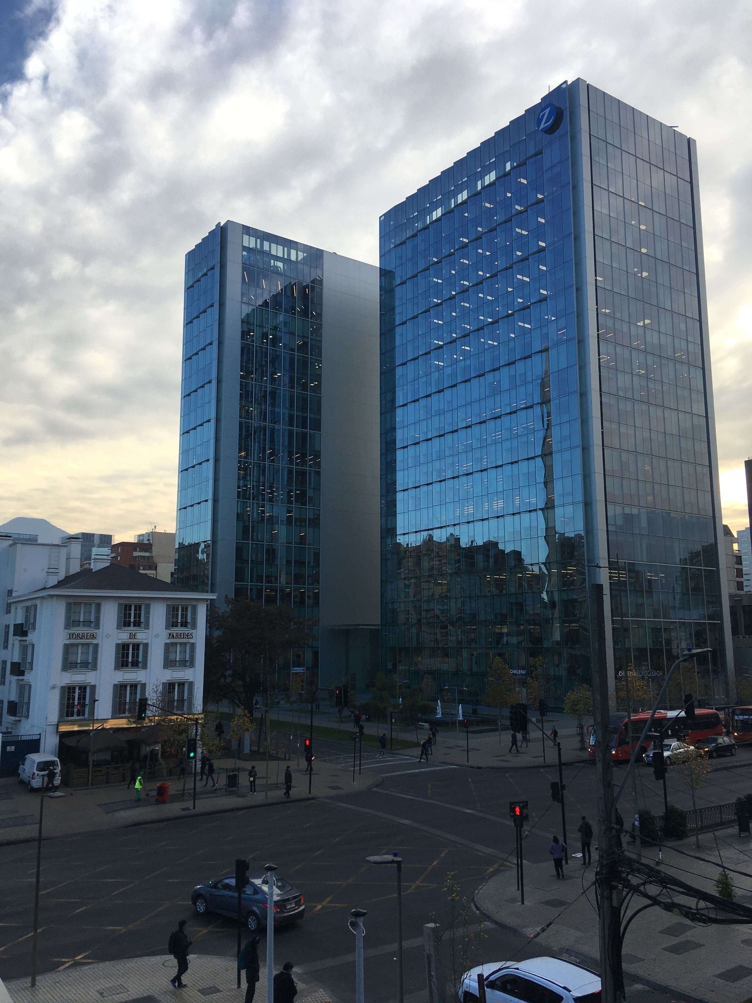 Un edificio moderno con finestre a vetro riflettente e un logo 'Z' ben visibile in cima.