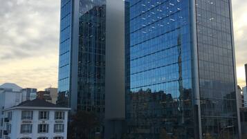 Un edificio moderno con ventanas de vidrio reflectante y un llamativo logotipo 'Z' en la parte superior.
