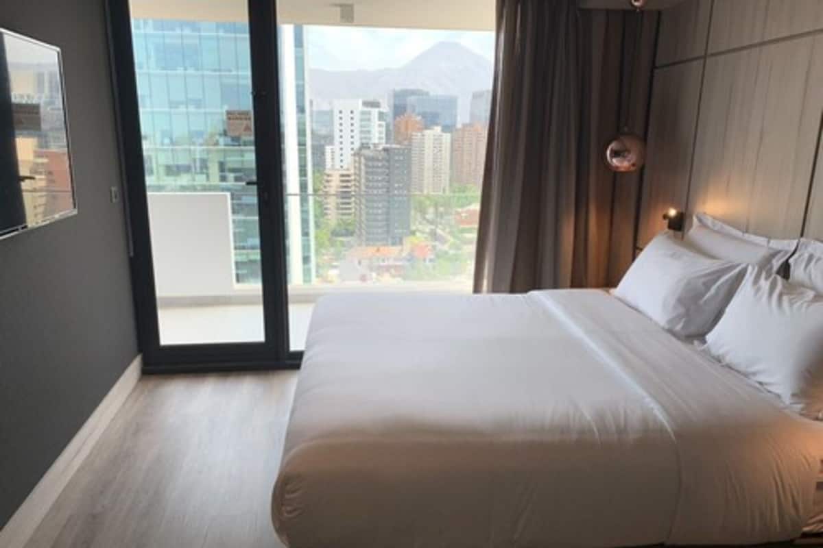 1 bilik tidur, peti besi dalam bilik, langsir/tirai gelap terus