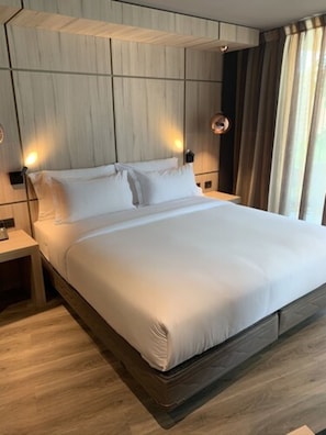 In-room safe, blackout curtains, soundproofing, iron/ironing board - One Nk Apartments (Santiago)