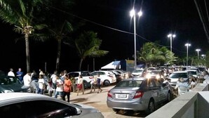 Un parking bondé, avec de nombreuses voitures et beaucoup de monde.