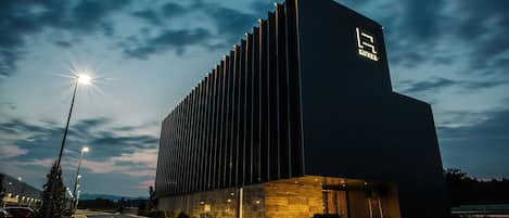 Boendets fasad - kvÀll/natt