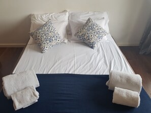 Habitación doble, baño compartido (3) | Escritorio, wifi gratis, ropa de cama