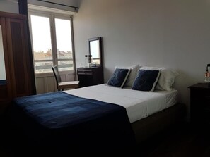 Escritorio, wifi gratis, ropa de cama