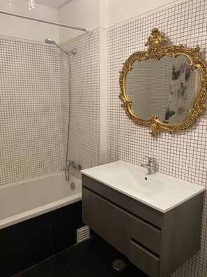 Combined shower/bathtub - Olaias Signature Apartment (Lisbon)