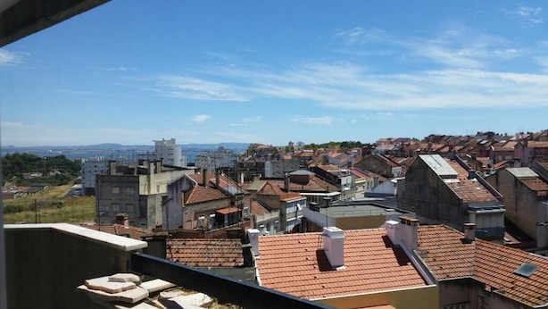 Une zone urbaine densément peuplée, caractérisée par une grande diversité de styles architecturaux et de types de toits.