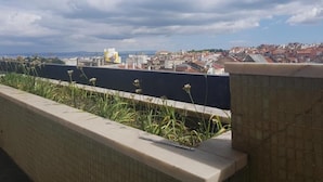 Une vue d’une ville avec des bâtiments et un ciel dégagé.