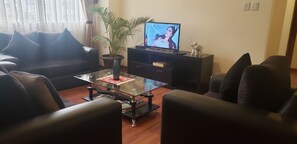 Appartamento, 2 camere da letto | Soggiorno | TV al plasma 32 pollici con canali via cavo, TV