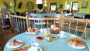 Petit déjeuner continental servi tous les jours en supplément