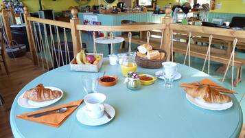 Desayuno continental (EUR 7 por persona)