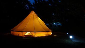 Voorkant accommodatie - avond/nacht