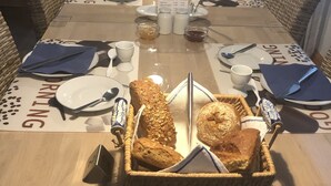 فطور من الأطباق المحلية يوميًا مقابل رسوم