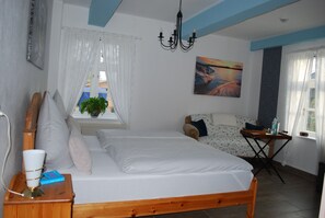 In-room safe, individually decorated, individually furnished - Hotel - Pension ALTES PASTORAT (Langenhorn)