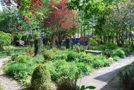 Vista al jardín. Hotel - Pension ALTES PASTORAT