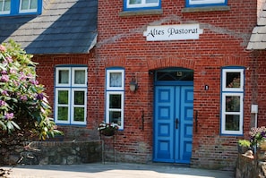 Front of property - Hotel - Pension ALTES PASTORAT (Langenhorn)