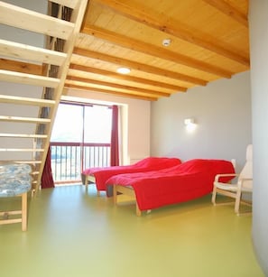Free cots/infant beds, free WiFi