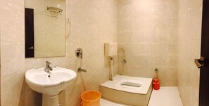 Shower, free toiletries, slippers - Hotel Al-Towheed (Ajmer)