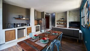 Cafetera/tetera, refrigerador con freezer, microondas, horno