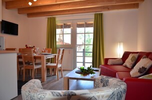 Apartment, Mehrere Betten (für 6 Personen) | Wohnbereich | 32-Zoll-Fernseher mit Satellitenempfang