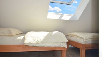 Appartement, meerdere bedden (für 4 Personen) | Een kluis op de kamer, een bureau, verduisterende gordijnen