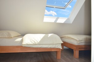 Apartment, Mehrere Betten (für 4 Personen) | Zimmersafe, Schreibtisch, Verdunkelungsvorhänge, schallisolierte Zimmer