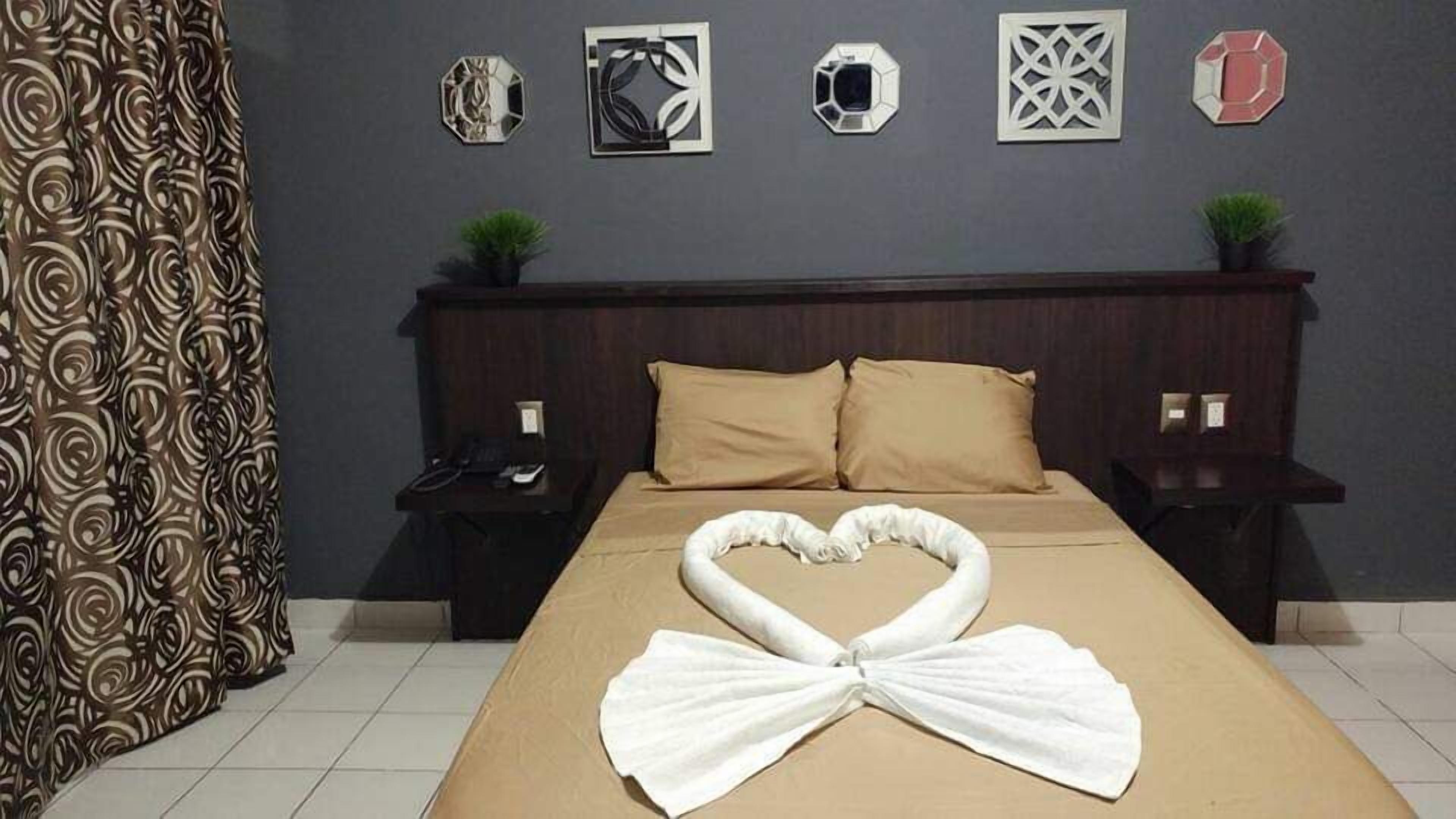 Literie de qualité supérieure, bureau, fer et planche à repasser