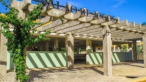 A covered entrance to Salao de Jogos with a clear sky above. - Lacqua di Roma (Caldas Novas)