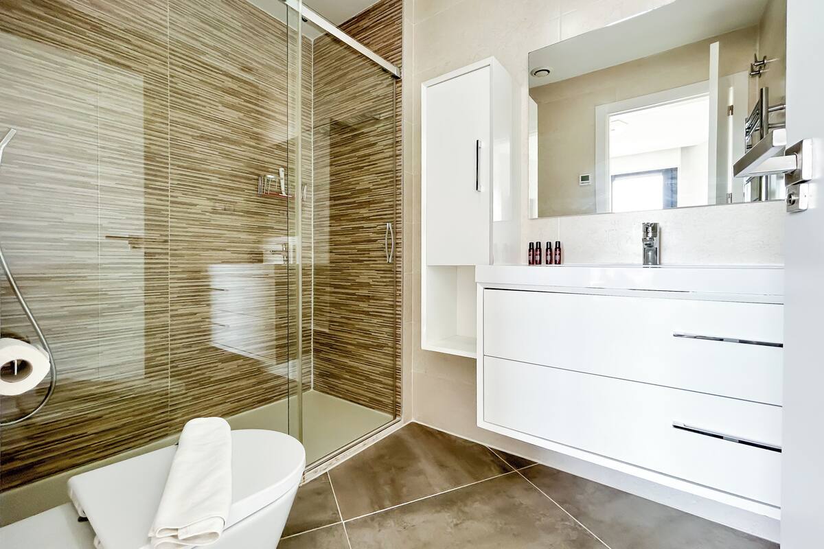 premium apartment, 2 bedrooms, balcony, sea view | bathroom | shower, hair dryer, towels