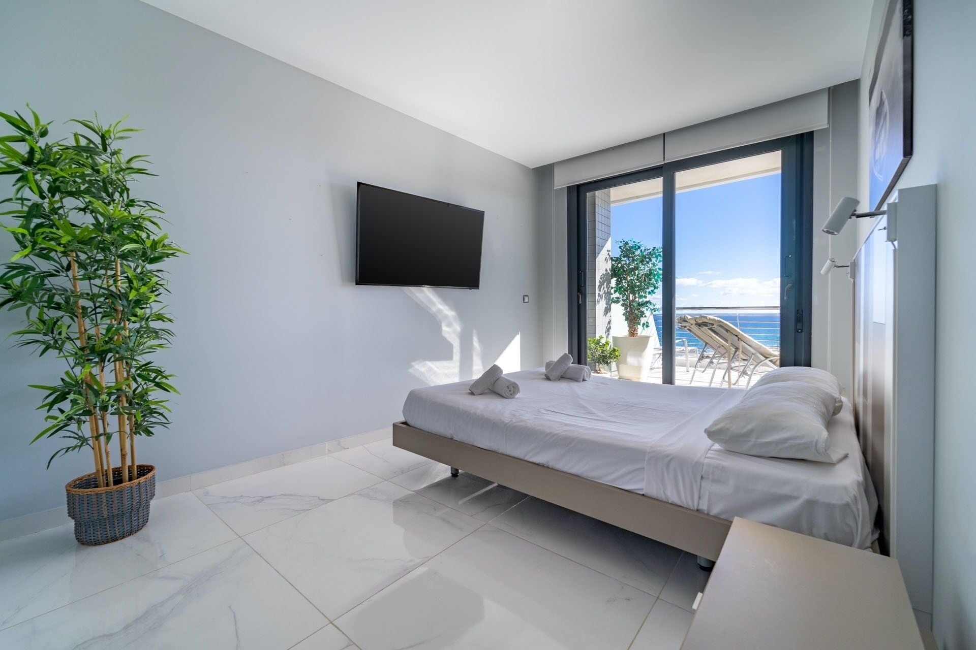 exclusive apartment, 3 bedrooms, sea view | 2 bedrooms, iron/ironing board, bed sheets
