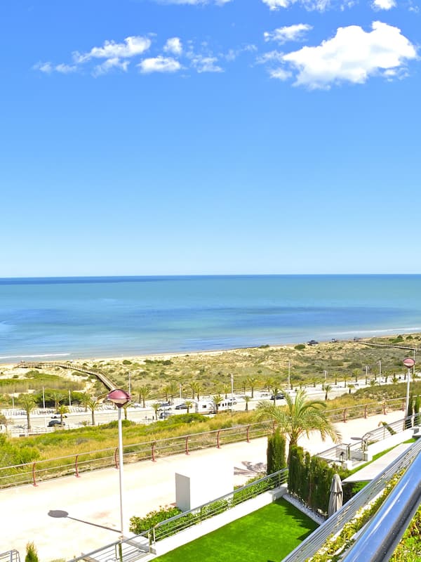 En la playa y playa de arena blanca