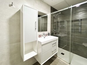 Premium Apartment, 2 Bedrooms, Balcony, Sea View | Bathroom | Shower, hair dryer, towels - Myflats Infinity View (Elche)