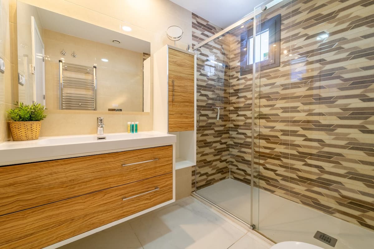 Exclusive Apartment, 3 Bedrooms, Sea View | Bathroom | Shower, hair dryer, towels