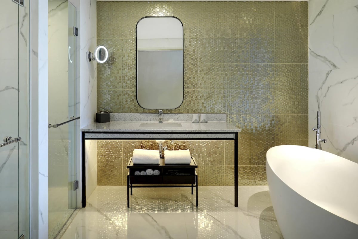 Premium bedding, in-room safe, individually decorated