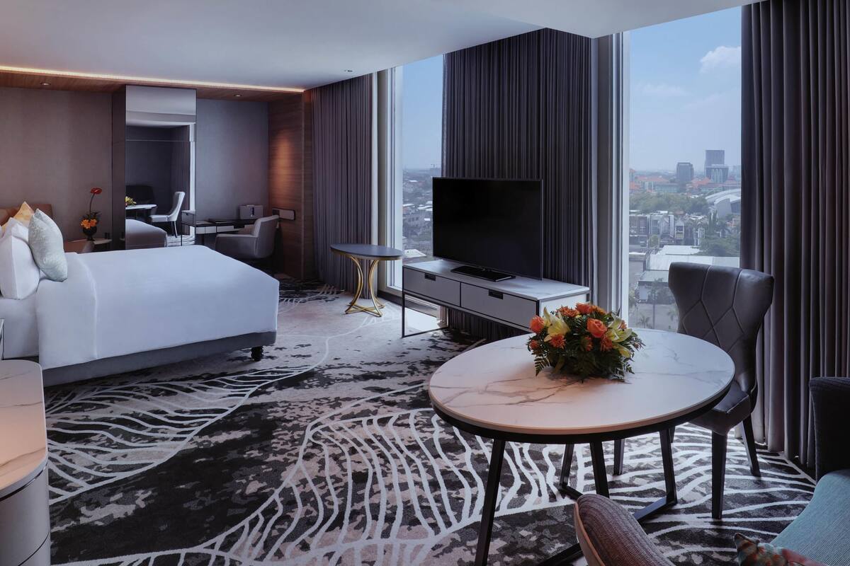 Suite – deluxe, 1 kingsize-seng | Sengetøy av topp kvalitet, safe på rommet og skrivebord