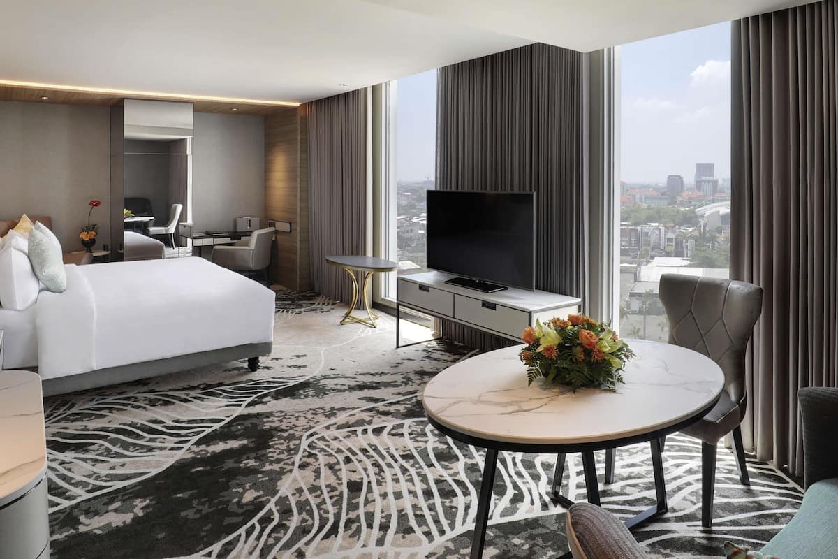 Premium bedding, in-room safe, individually decorated