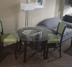 Deluxe Triple Room | Desk, laptop workspace, blackout drapes, iron/ironing board - Horizon Inn & Suites - Pearsall (Pearsall)