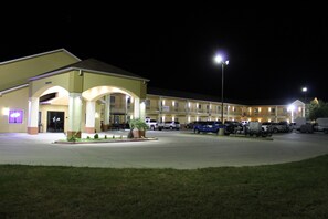 Front of property - evening/night - Horizon Inn & Suites - Pearsall (Pearsall)