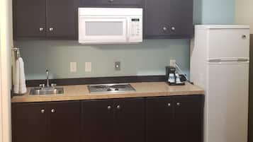 华丽三人房 | 私人厨房 | 大冰箱、微波炉、炉灶、茶具/咖啡用具