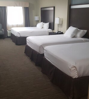 Deluxe Triple Room | Desk, laptop workspace, blackout drapes, iron/ironing board - Horizon Inn & Suites - Pearsall (Pearsall)