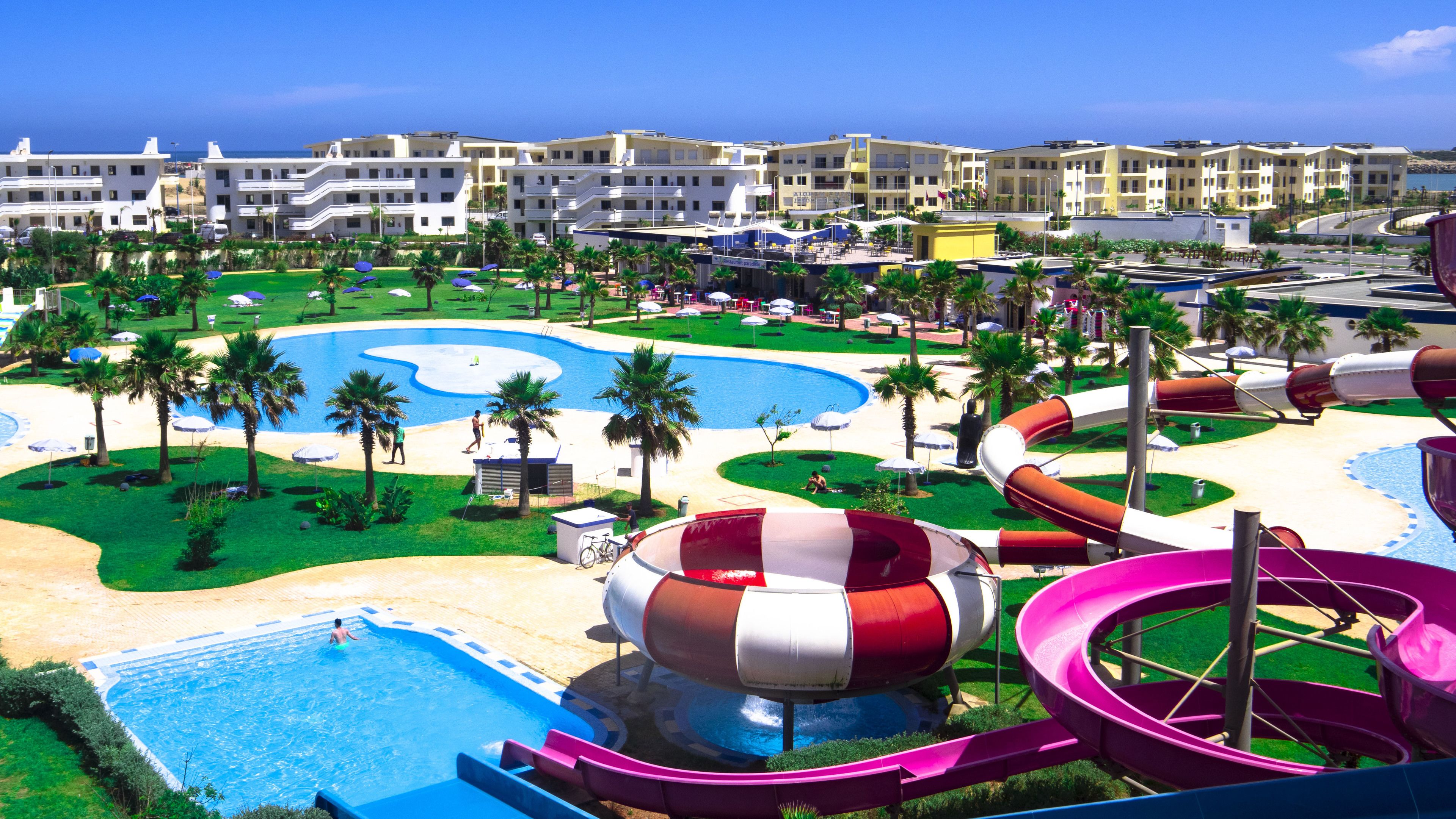 Un resort con parque acuático, que incluye toboganes y zona de piscina.