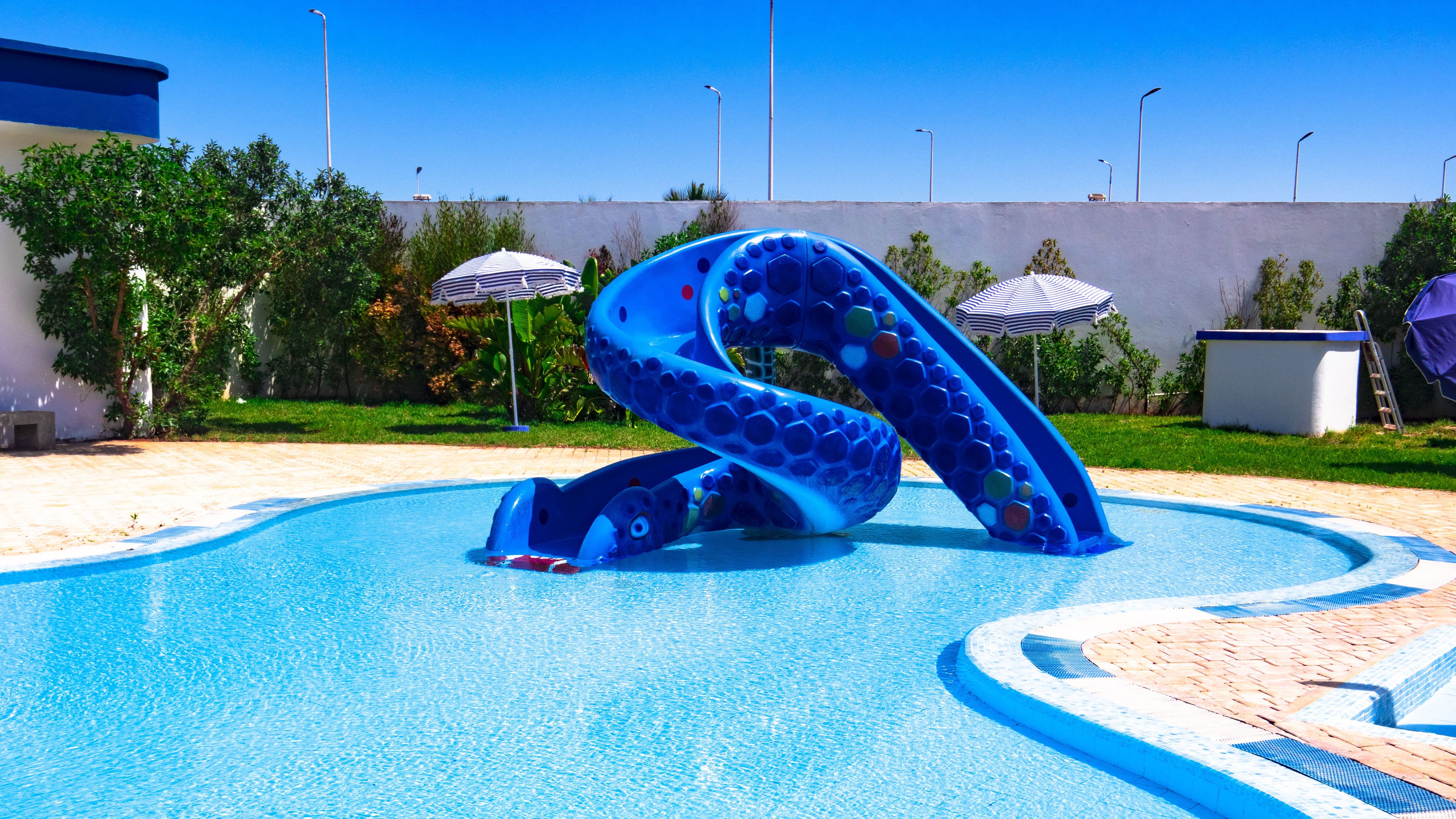 3 piscines extérieures, parasols de plage, chaises longues