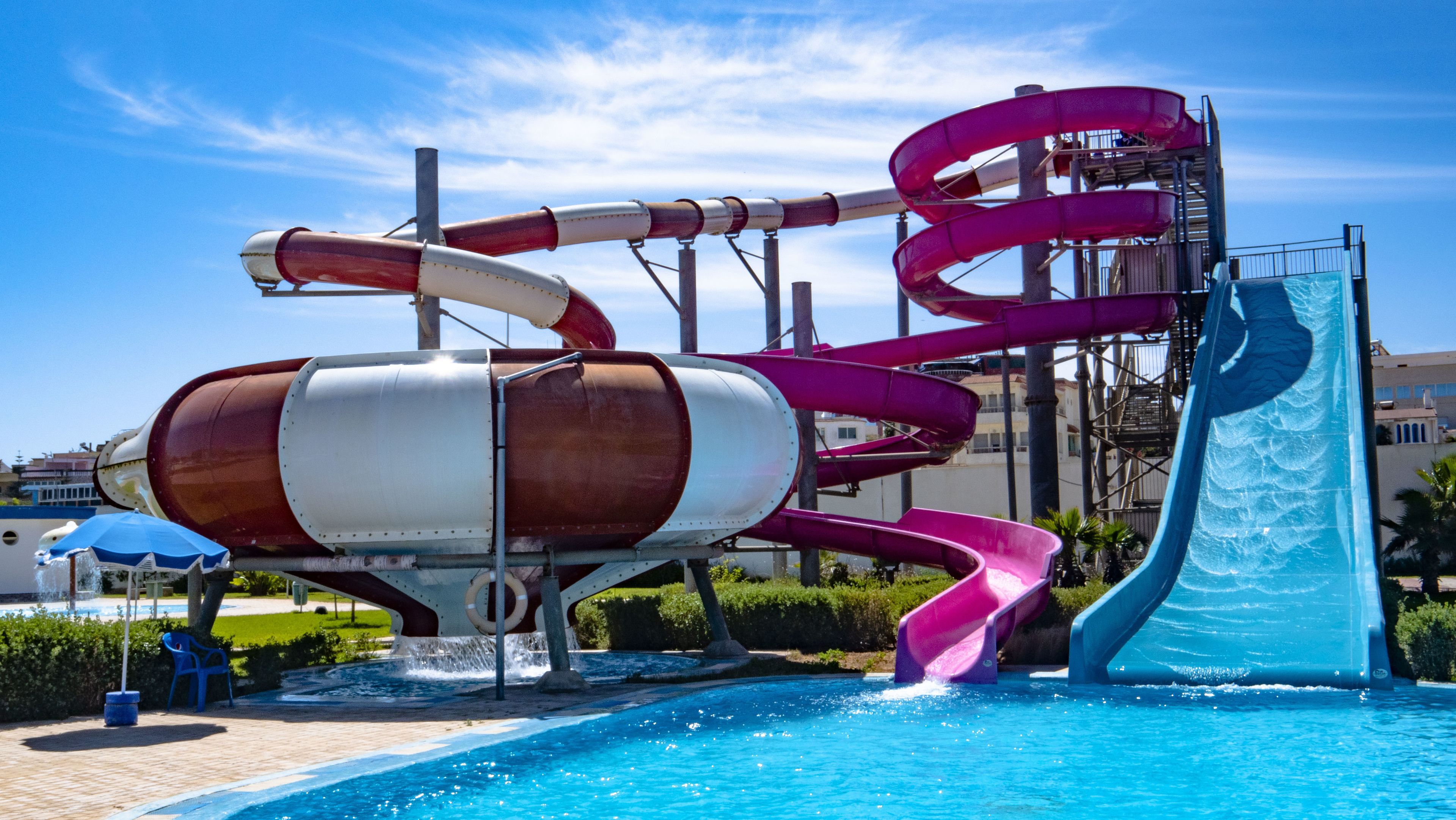 Ein Wasserpark mit mehreren Wasserrutschen und einer großen Wasserspiele-Anlage.