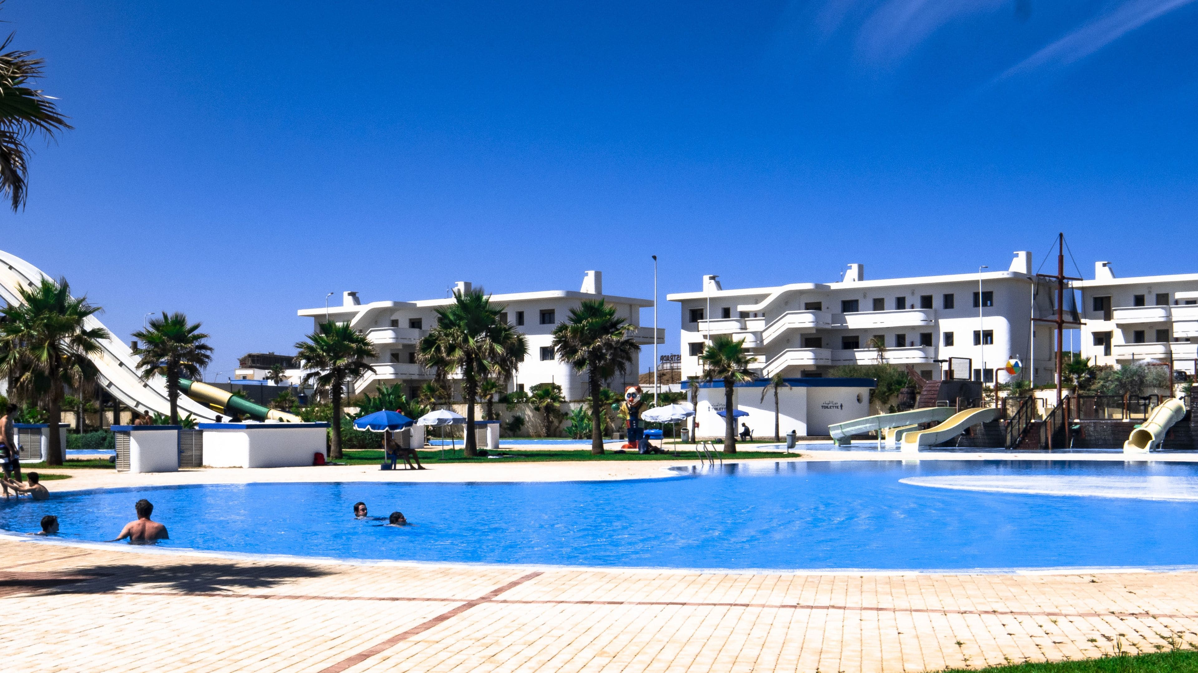 3 Außenpools, geöffnet von 10:30 Uhr bis 18:30 Uhr, Sonnenschirme