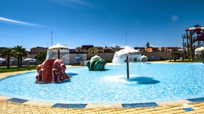 3 piscinas al aire libre (de 10:30 a 18:30), sombrillas, tumbonas