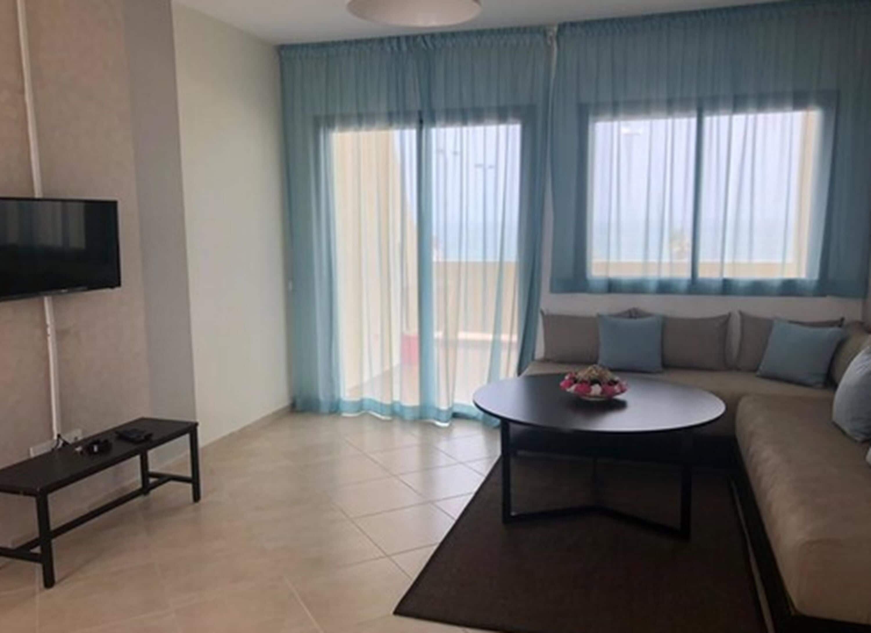 Apartemen Comfort | Area keluarga | TV layar datar